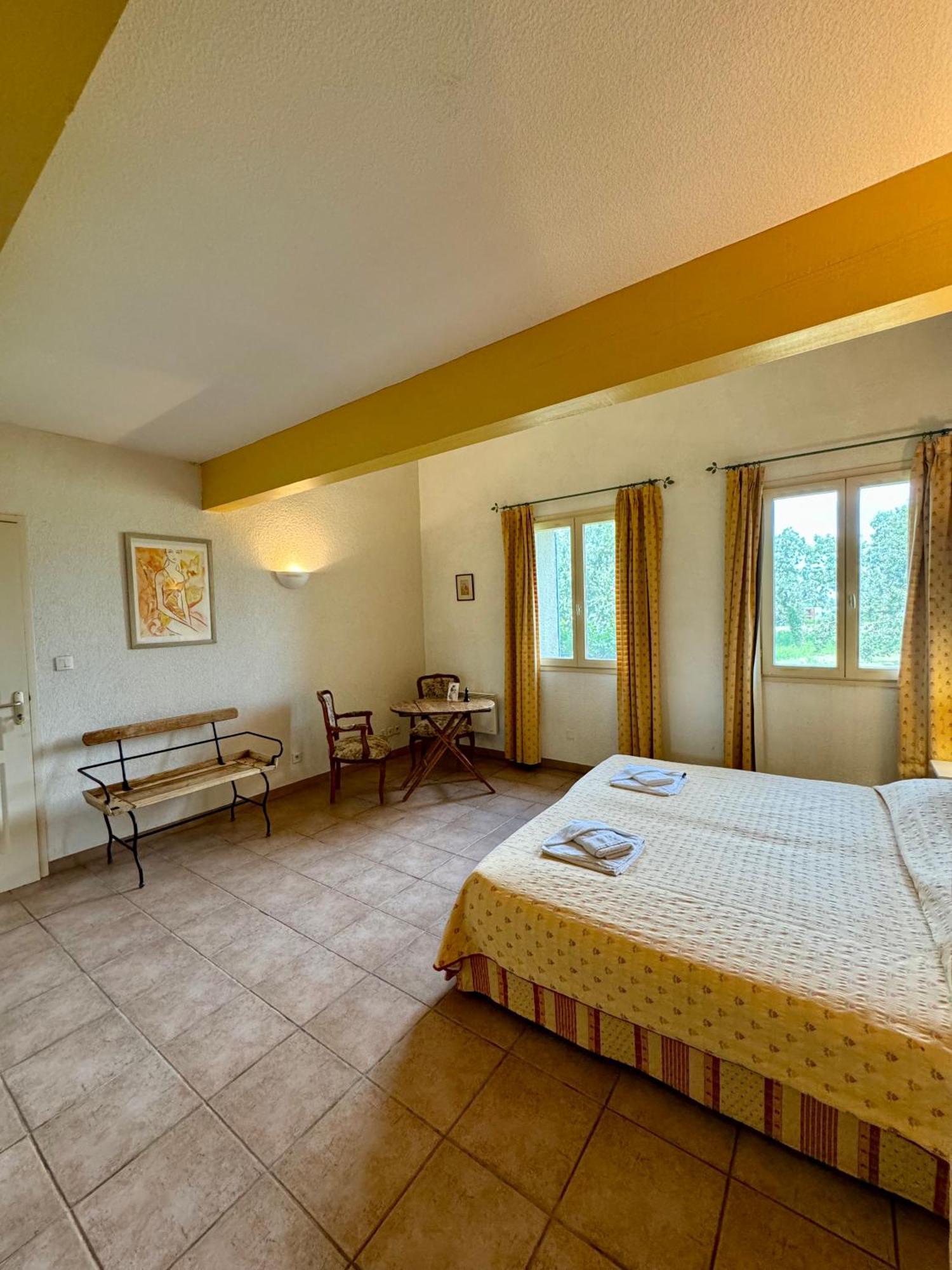 Hotel Mas Du Grand Peloux Port-Saint-Louis-du-Rhône Habitación foto