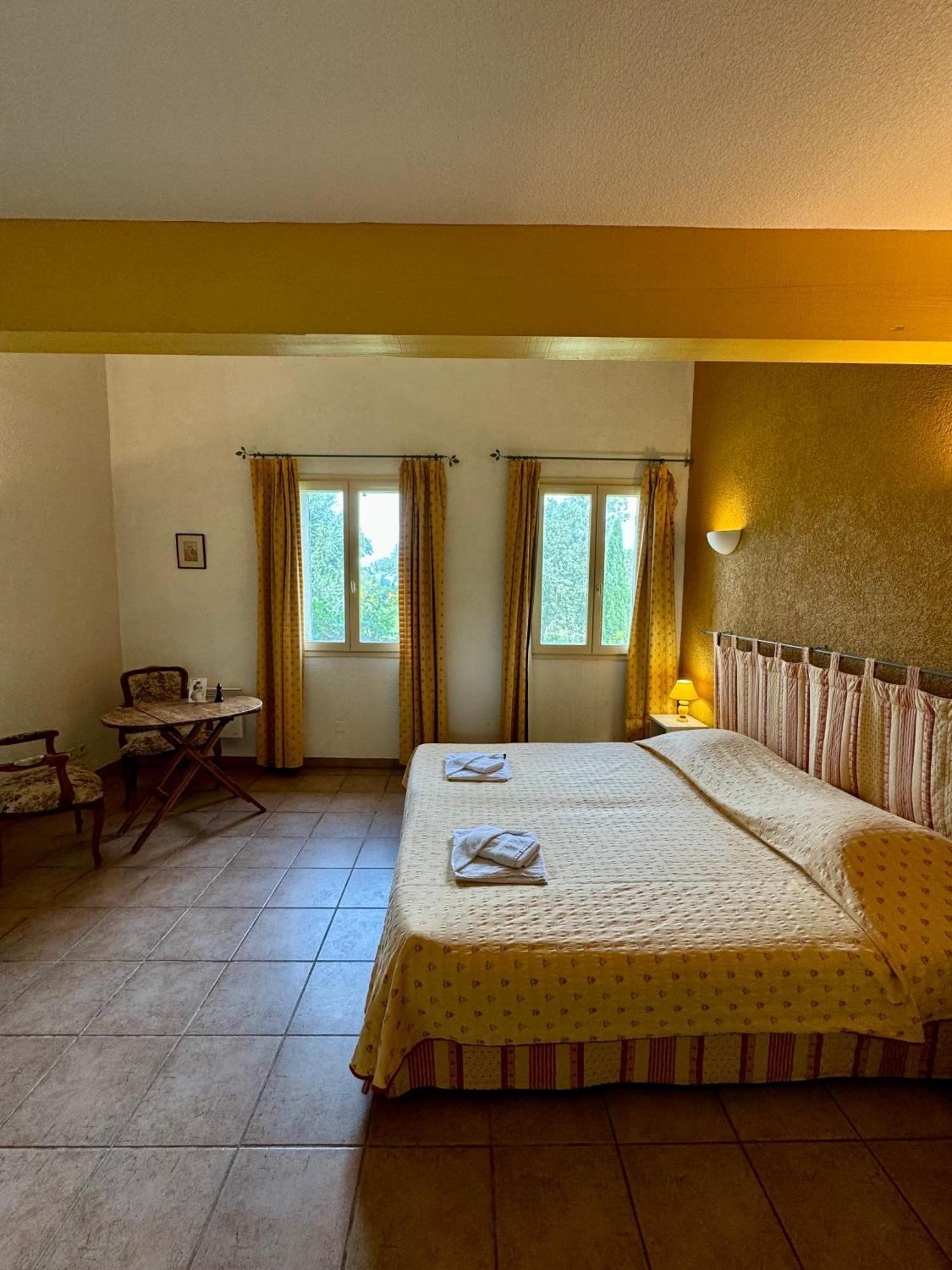 Hotel Mas Du Grand Peloux Port-Saint-Louis-du-Rhône Habitación foto
