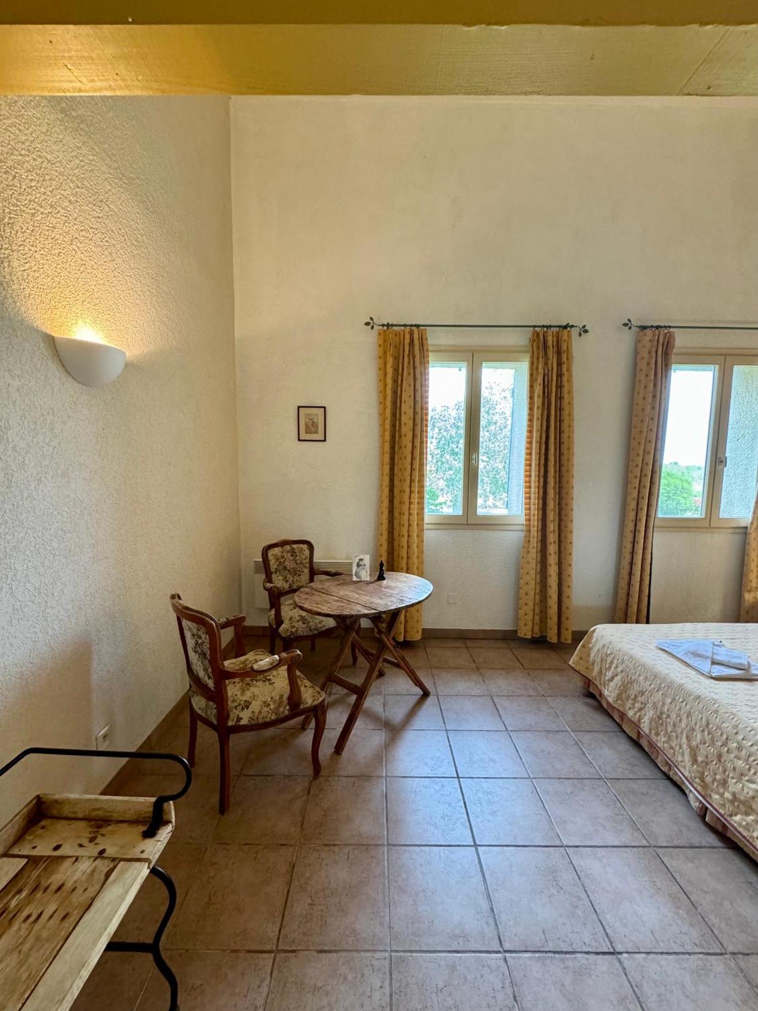 Hotel Mas Du Grand Peloux Port-Saint-Louis-du-Rhône Habitación foto