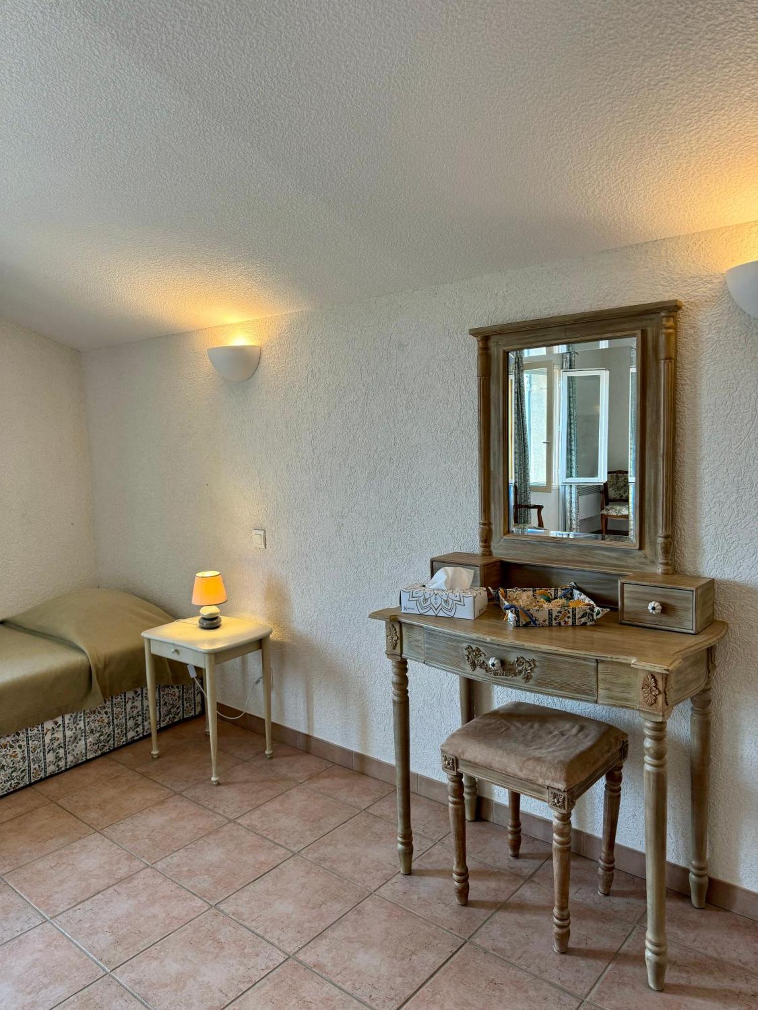 Hotel Mas Du Grand Peloux Port-Saint-Louis-du-Rhône Habitación foto